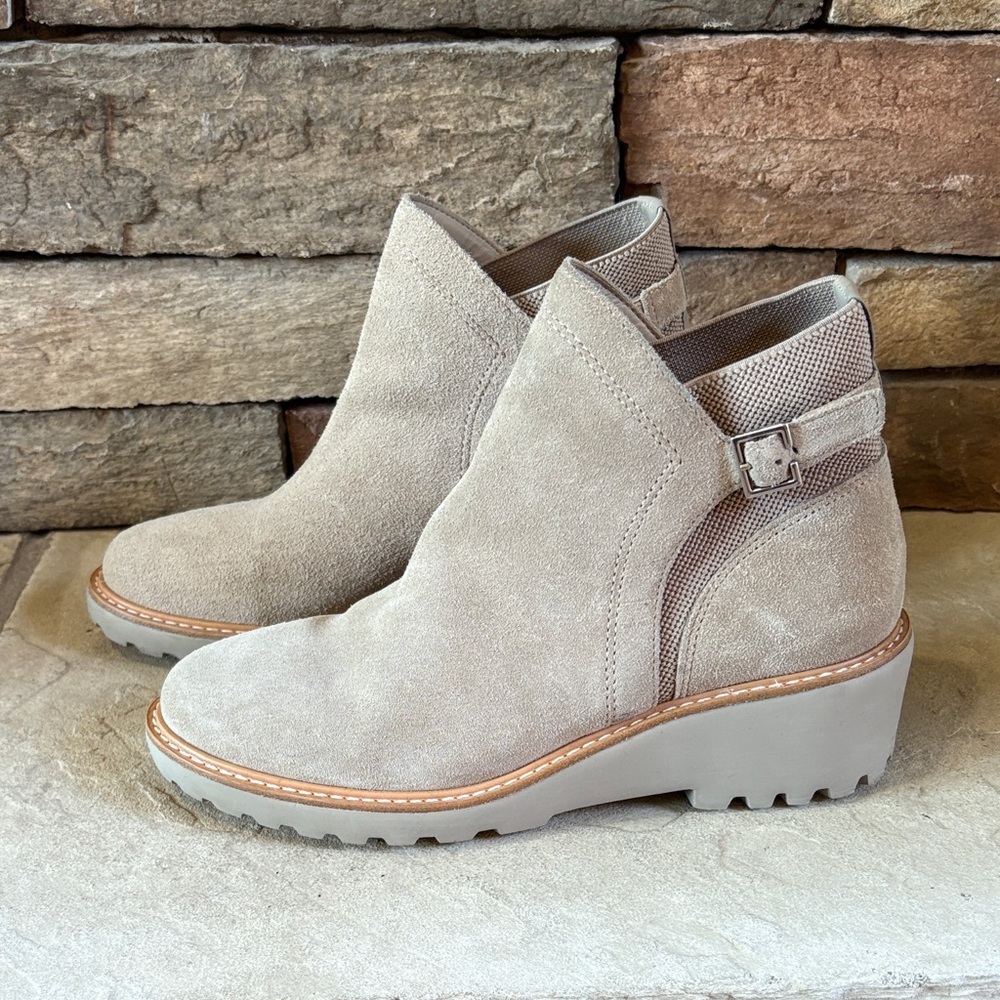 Gianni Bini sz 10 tan suede free spin wedge booties